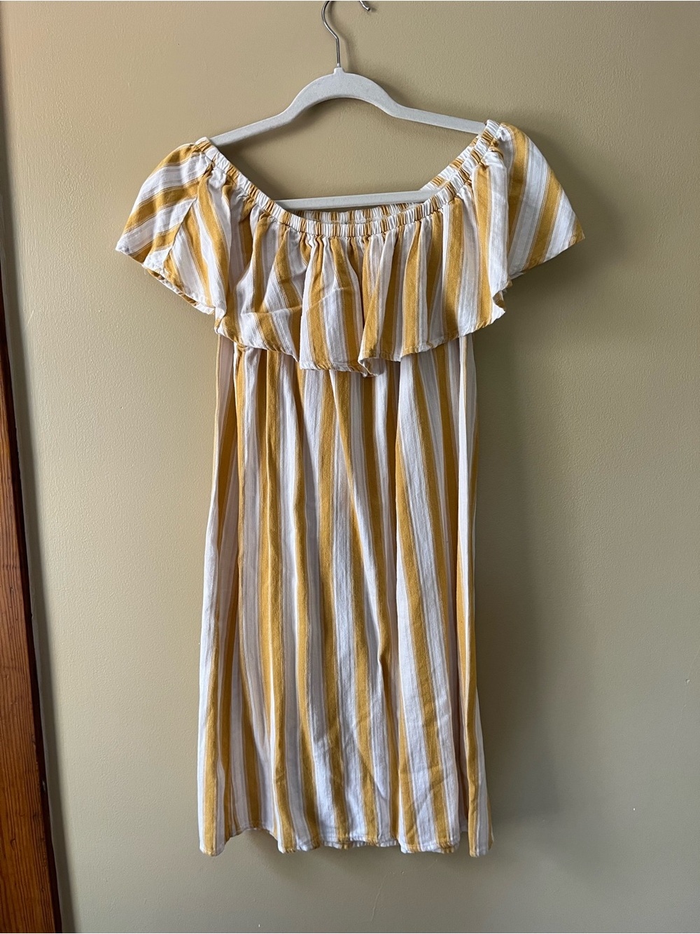 Velvet Heart Yellow and White Strapless Off-Shoulder Dress